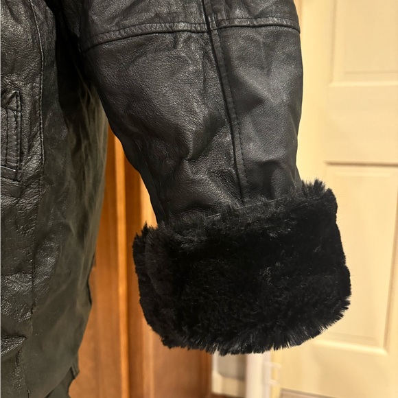 Vintage luxe black leather jacket with faux fur - Picture 5 of 10